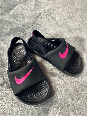EUC Nike Black Slides w/Hot Pink Swoosh Sz 8 toddler